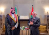 الملك عبدالله يمنح الأمير محمد بن سلمان  قلادة الحسين بن علي