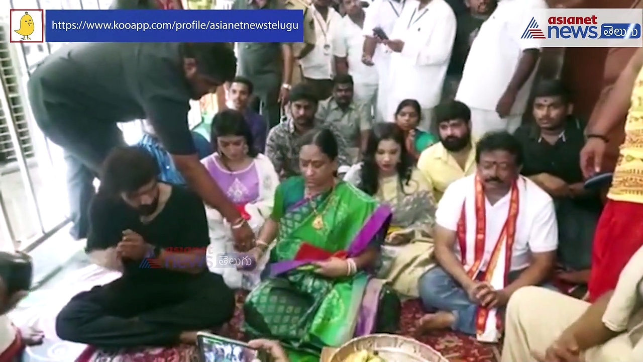 విజయవాడ కనకదుర్గమ్మను దర్శించుకున్న దర్శకుడు ఆర్జివి, మాజీ మంత్రి కొండా సురేఖ  