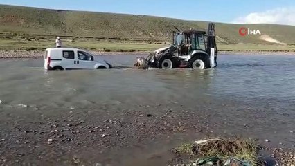 Arabasını yıkamak isterken nehir sularına kaptırdı