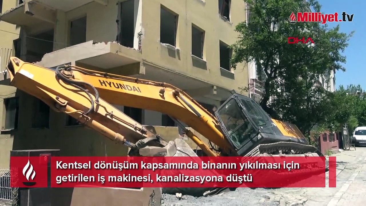 Avcılar'da yıkım için getirilen iş makinesi kanalizasyona düştü