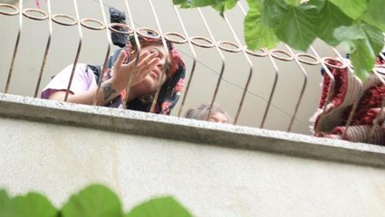 Eşi polisleri oyalarken, çatıdaki Hint kenevirlerini söktü! Yine de ekipleri kandıramadılar