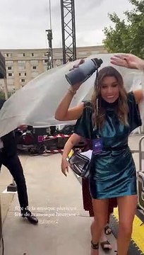 Laury Thilleman évite d'abîmer sa robe sous la pluie à Montpellier, lors de la Fête de la Musique, le 21 juin 2022.