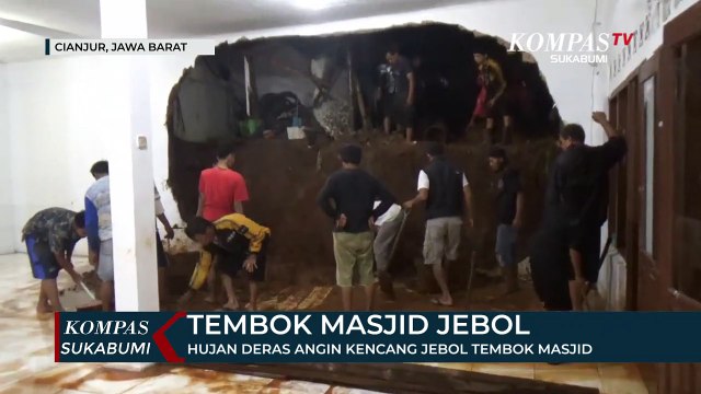 Hujan Deras Angin Kencang Jebol Tembok Masjid