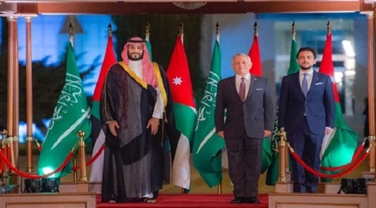 ولي العهد الأمير محمد بن سلمان  يعانق الأمير الحسين بن عبدالله
