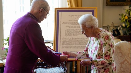 The Queen shows off her brand new haircut in latest meeting