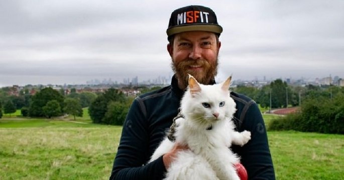 Un chat se promène dans les rues de Londres à vélo pour le plus grand plaisir des passants