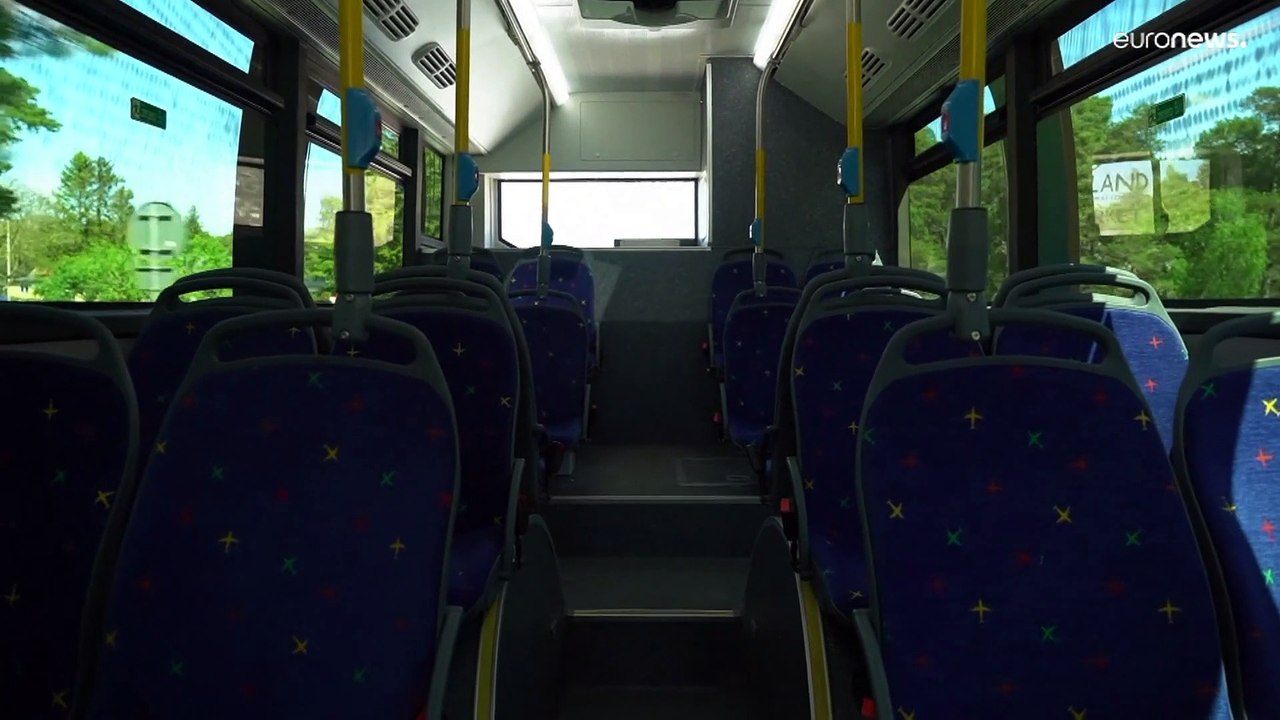 Schwedens Straßen laden Elektrofahrzeuge während der Fahrt auf