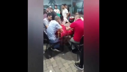 Sara nöbeti geçiren vatandaşa aldırış etmeden oyun oynayıp çay içtiler