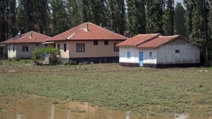 Gece yarısı başlayan yağmur köyde sele neden oldu