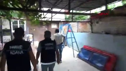 Eşi polisleri oyalarken, çatıdaki Hint kenevirlerini söktü