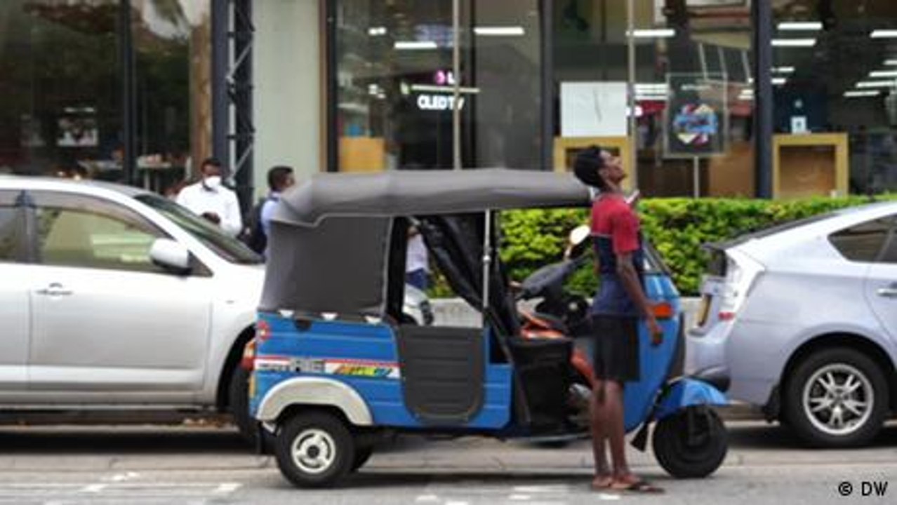 Kampf ums Benzin - Rikscha-Fahrer in Sri Lanka
