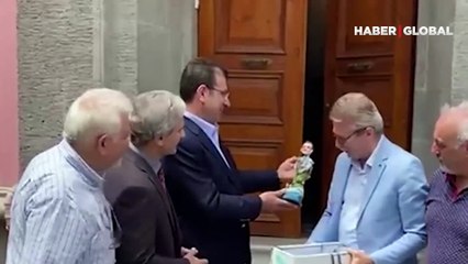 Ekrem İmamoğlu'na kendi heykeli hediye edildi: Heykelin birebir benzerliği gülümsetti