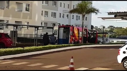 Colisão entre carro e moto dentro de condomínio deixa mulher ferida