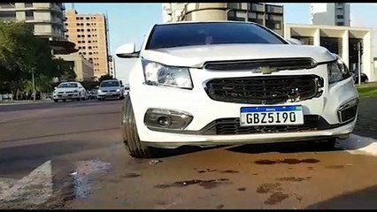 Cruze e Frontier se envolvem em colisão na Avenida Brasil