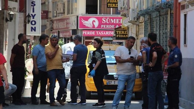 Önce bıçakladı, sonra yardımına koşup yarasına tampon yaptı