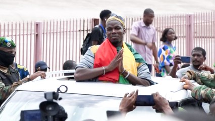 Des milliers de supporters accueillent Paul Pogba à son arrivée en Guinée