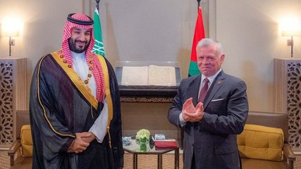 الملك عبدالله يصطحب ولي العهد بسيارته الخاصة