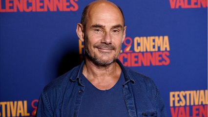 VOICI : Comme des reines (France 2) : quel est le lien de parenté entre Bernard Campan et Nina Louise ?