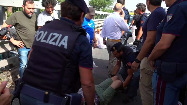 Blocco Gra, uno degli attivisti canta I believe I can fly mentre viene rimosso dagli agenti