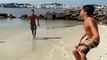 Ils jonglent sur la plage brésilienne sans faire tomber le ballon au sol