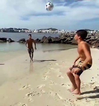 Ils jonglent sur la plage brésilienne sans faire tomber le ballon au sol
