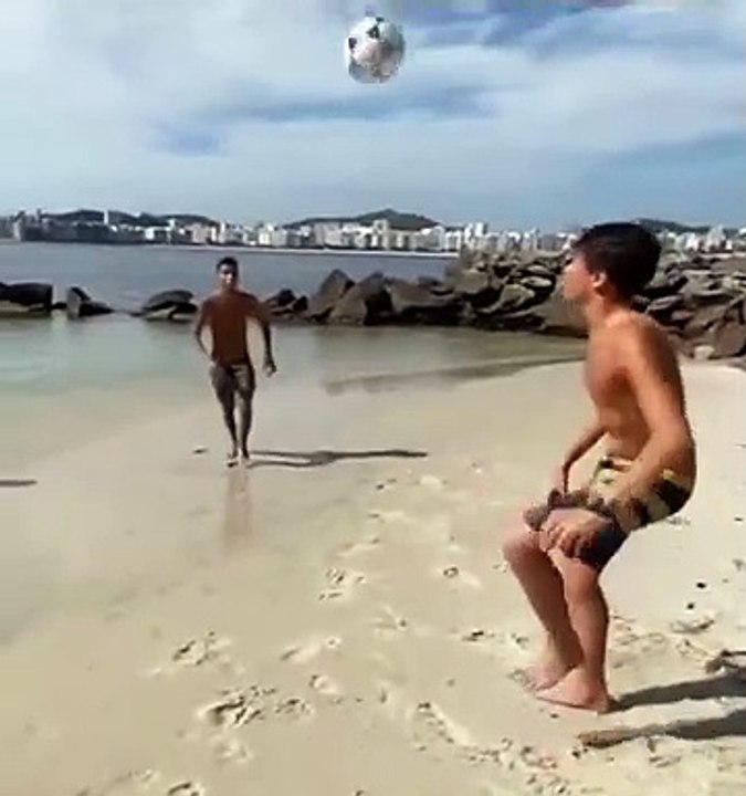Ils jonglent sur la plage brésilienne sans faire tomber le ballon au sol