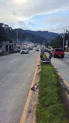 Graban con teléfono celular una carrera ilegal de camiones en ruta Interamericana