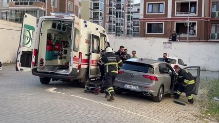 Son dakika: Otomobilde fenalaşan kişiyi itfaiye ekipleri kurtardı