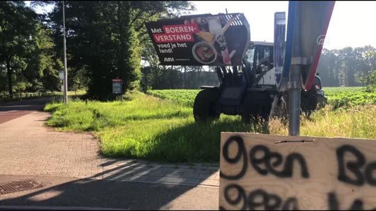 Hollanda'da çiftçiler hükümetin tarım ve çevre politikalarını protesto etti