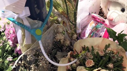 Palloncini bianchi e preghiere all'arrivo della bara bianca della piccola Elena