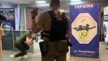 Mulheres ucranianas aprendem técnicas de combate