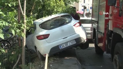 Kontrolden çıkan otomobil refüjdeki ağaca çarparak durdu