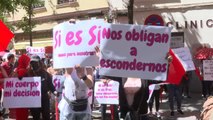 Protesta de decenas de trabajadoras sexuales frente a la sede central del PSOE