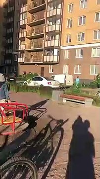 Criança brinca no parapeito de uma janela no 6º andar de um prédio de apartamentos