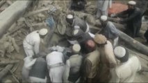 Afghanistan, si scava tra le macerie per cercare superstiti