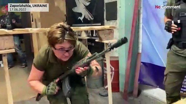 بدون تعليق: النساء تتدرب على القتال واستخدام الأسلحة بزاباروجيا الأوكرانية تحسبا للغزو الروسي