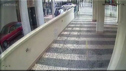 Momento em que ex-ministro Milton Ribeiro é levado pela PF