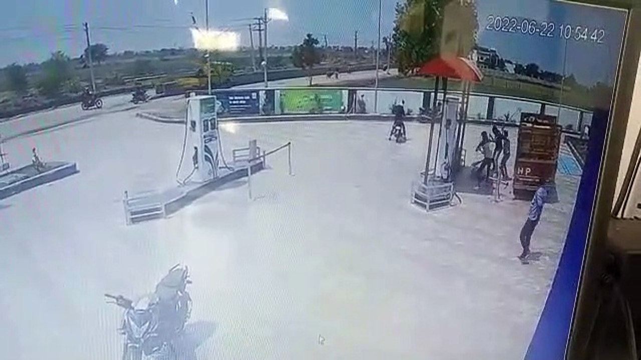 सीवीटीवी में कैद खौफनाक मंजर, गैंगवार की रंजिश में खून हुआ सवार, व्यक्ति पर प्राणघातक हमला