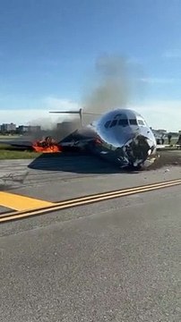 Regardez les images spectaculaires d'un avion de la compagnie Red Air, avec 126 personnes à bord, qui a pris feu lors de son atterrissage sur la piste de l’aéroport international de Miami