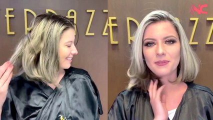 Rinfrescando i capelli medi della modella con una bella nuova colorazione