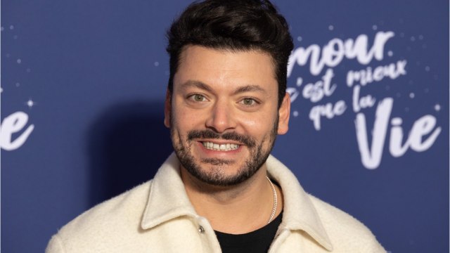 VOICI : « Qui est l’heureuse élue ? : Kev Adams pose dans un magasin de robes de mariée, les internautes s'interrogent