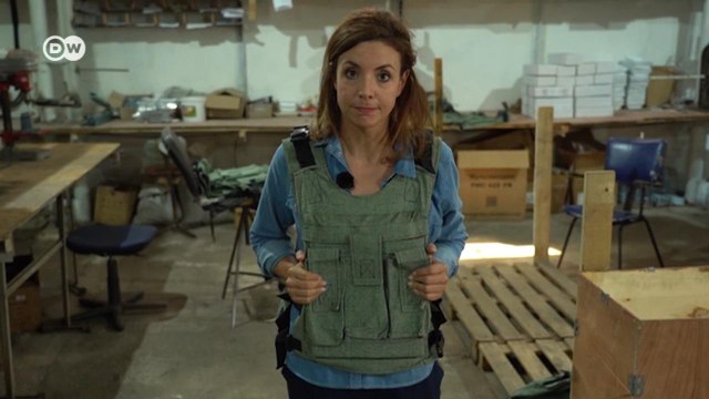 Война в Украине: волонтеры делают броники для фронта из вторсырья (22.06.2022)