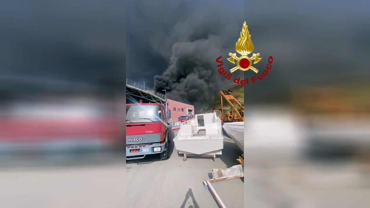 Sant’Agata Militello, incendio in un cantiere nautico: distrutto un capannone