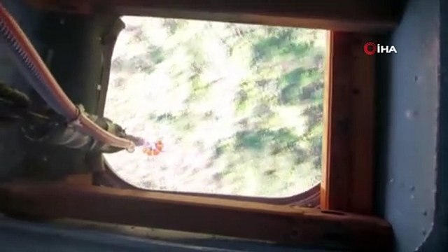 Yangın söndürme helikopterinin alevlerle mücadelesi böyle görüntülendi