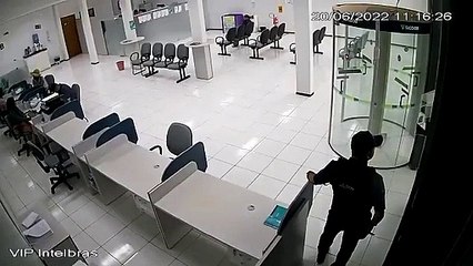 Brasil: delincuente intenta robar en banco, pero agente le dispara