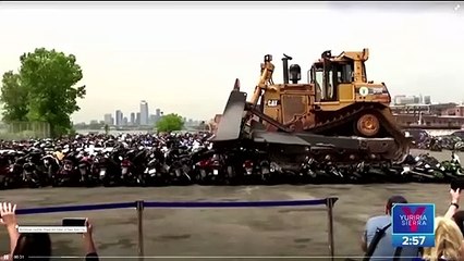 Destruyen 100 motos y vehículos ilegales en Nueva York