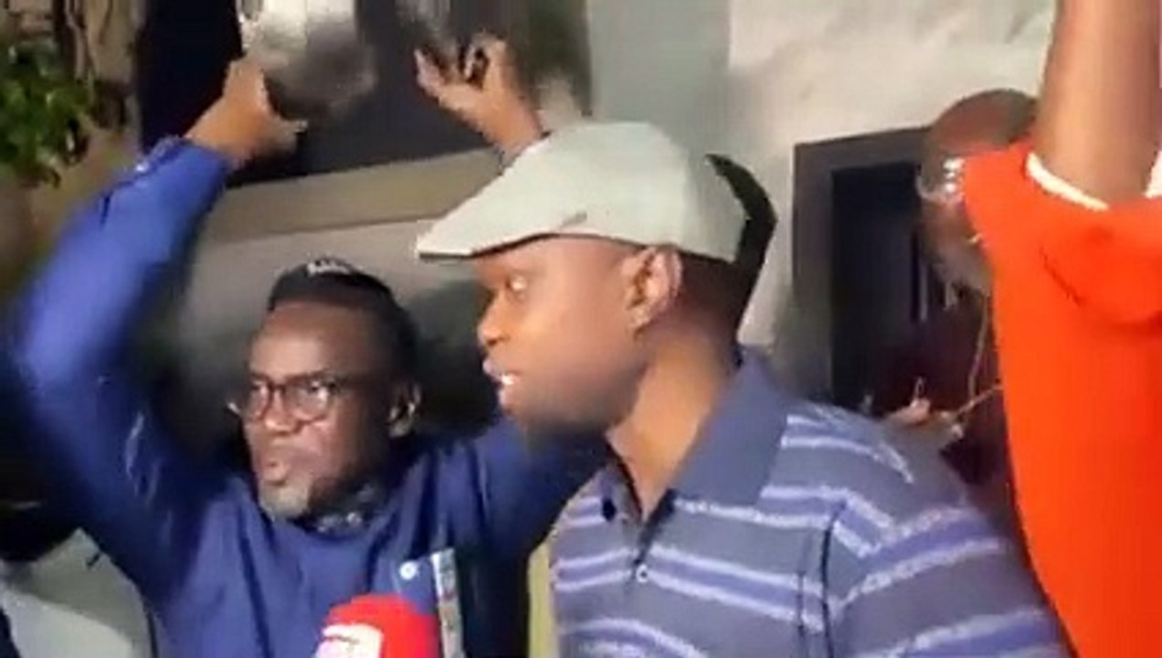 Concert de casseroles : couvercles à la main, Ousmane Sonko manifeste devant sa maison