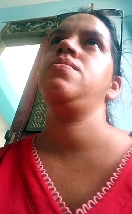 Madre cubana protesta por los apagones en Cuba en la sede del Gobiero