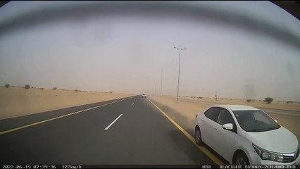 قائد سيارة يهشم زجاج أخرى بسبب السرعة المتهورة