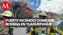 Incendio en parque industrial de Tlaquepaque es combatido por bomberos